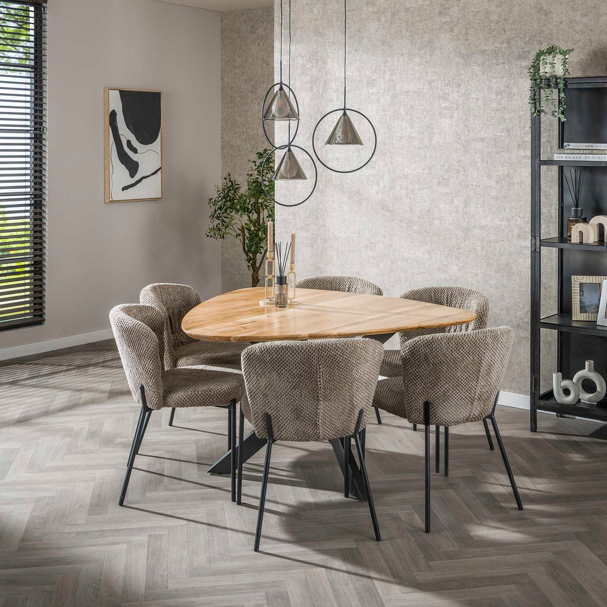 Dining tables - Triangular dining table made of solid acacia wood 135 cm - Dimehouse