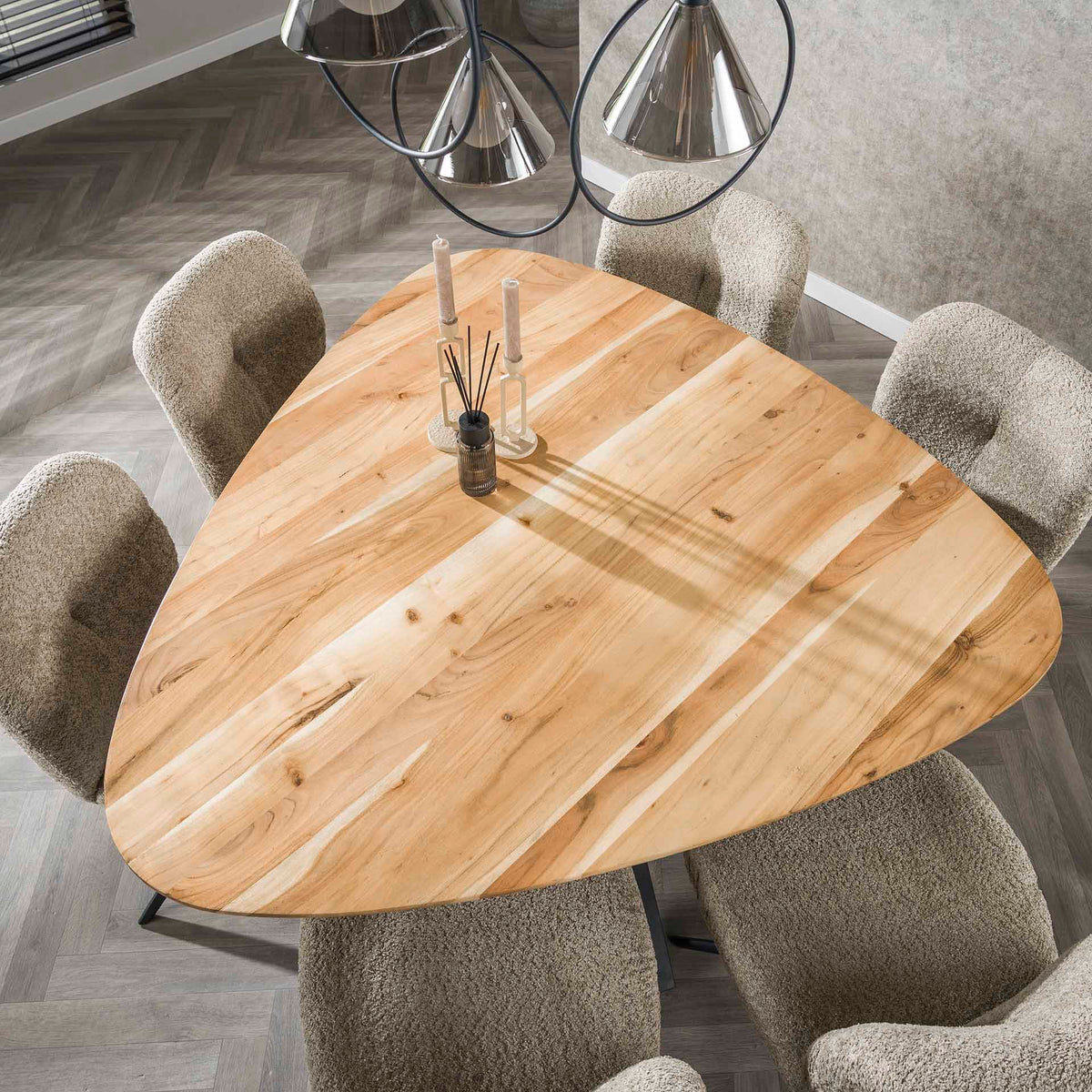 Dining tables - Triangular dining table made of solid acacia wood 135 cm - Dimehouse