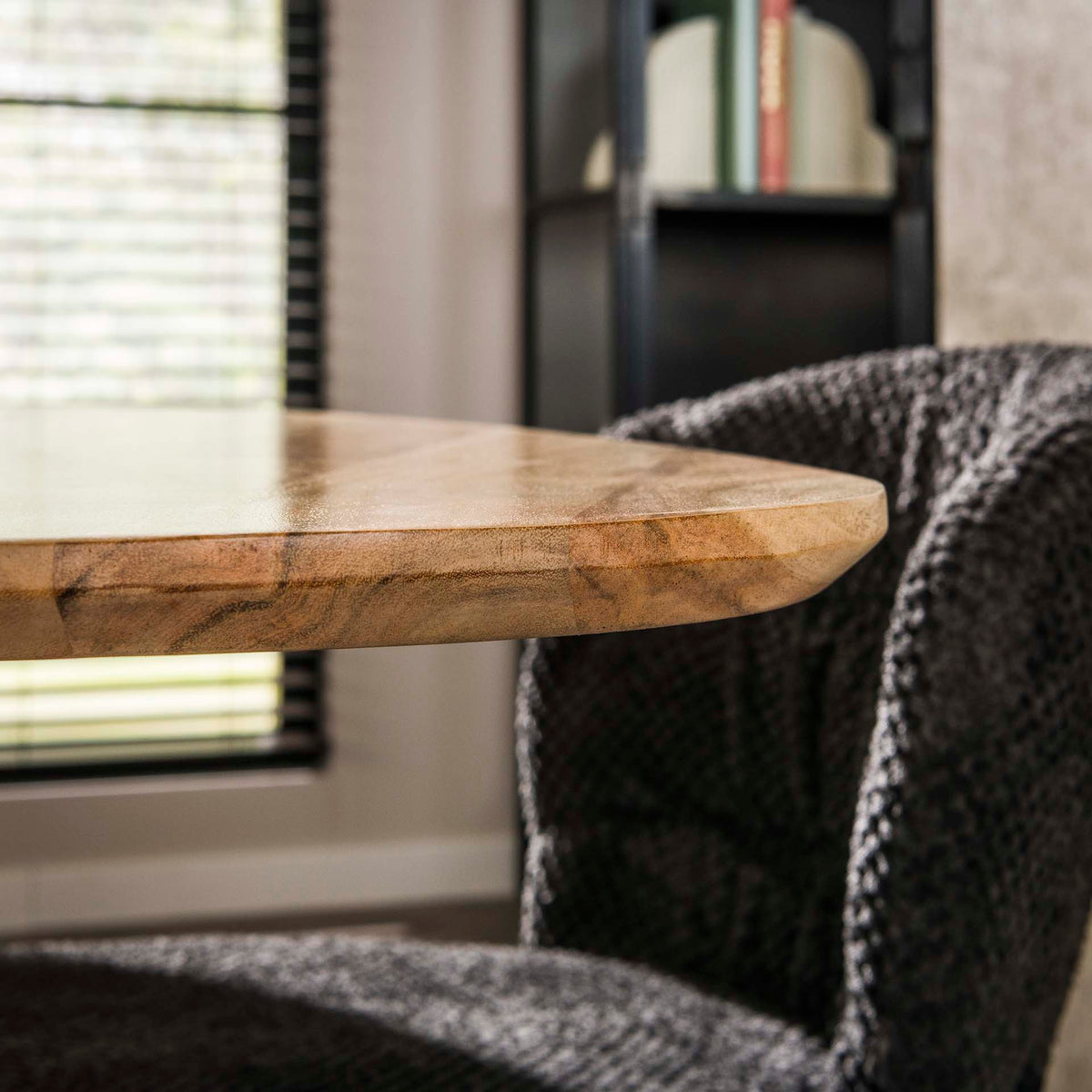 Dining tables - Triangular dining table made of solid acacia wood 135 cm - Dimehouse