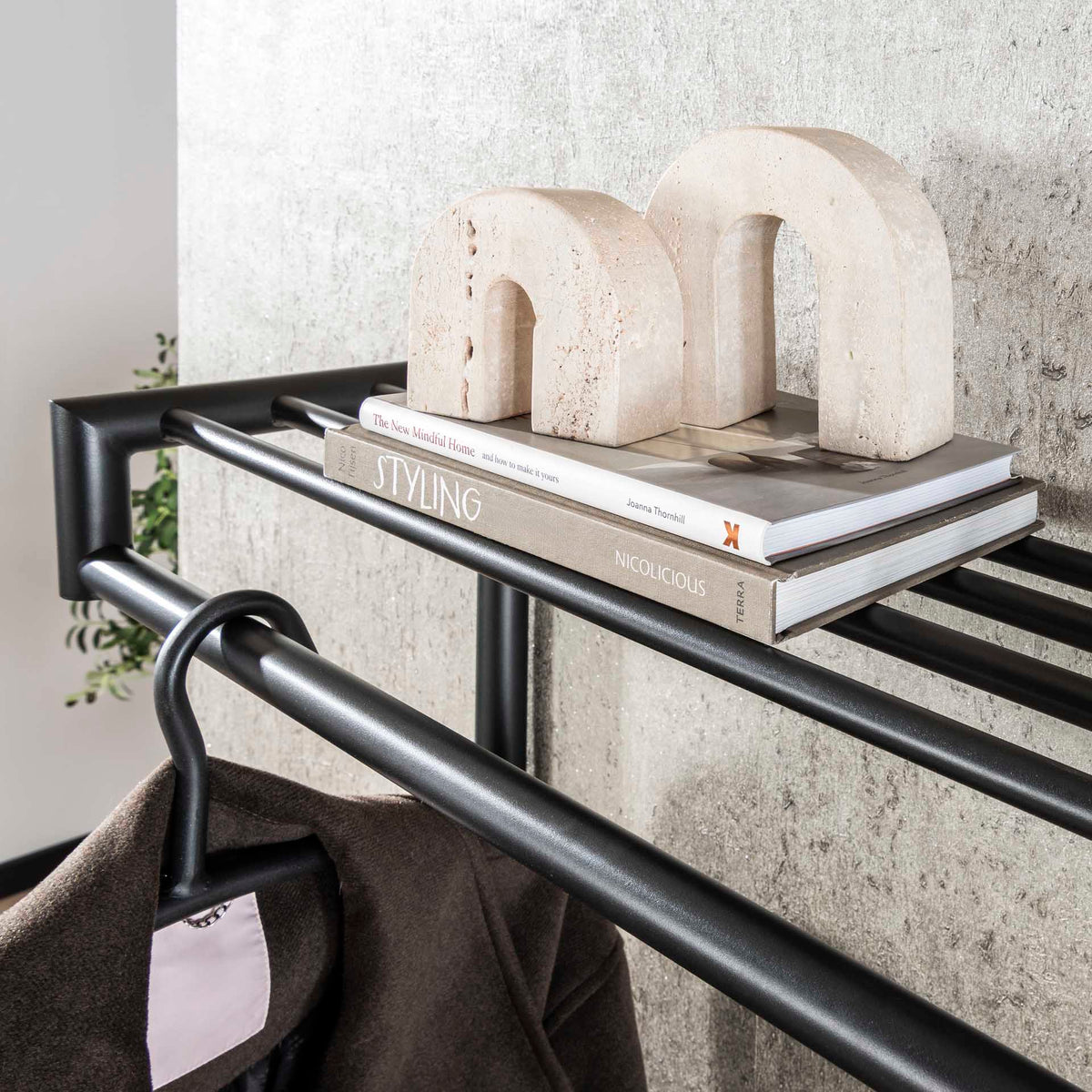 Coat racks - Coat rack Kym 20 - Angled Dark gray - With rod - Dimehouse