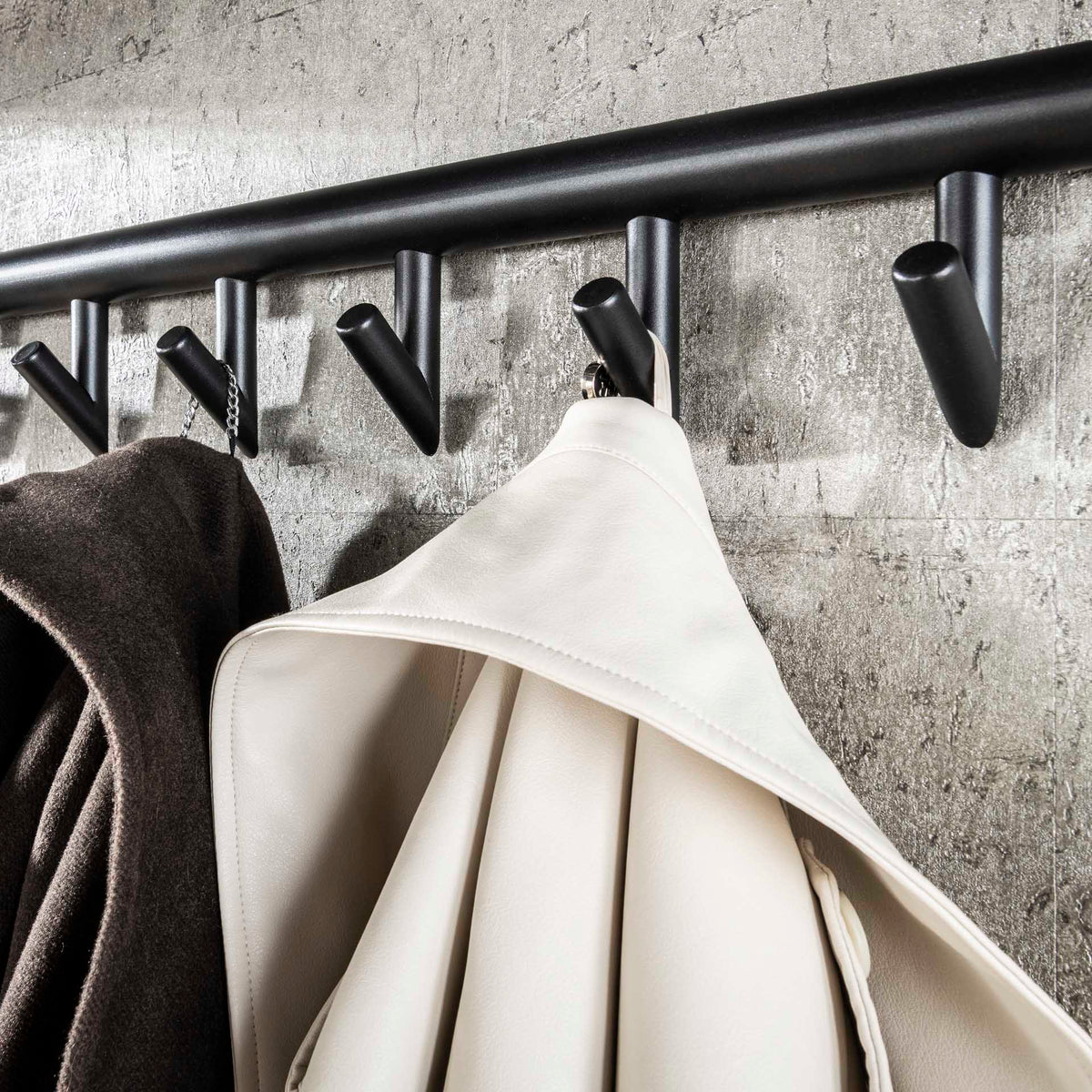 Coat racks - Coat rack Kimi 10 - Angled Black Ceramic - With rod and hat shelf - Dimehouse