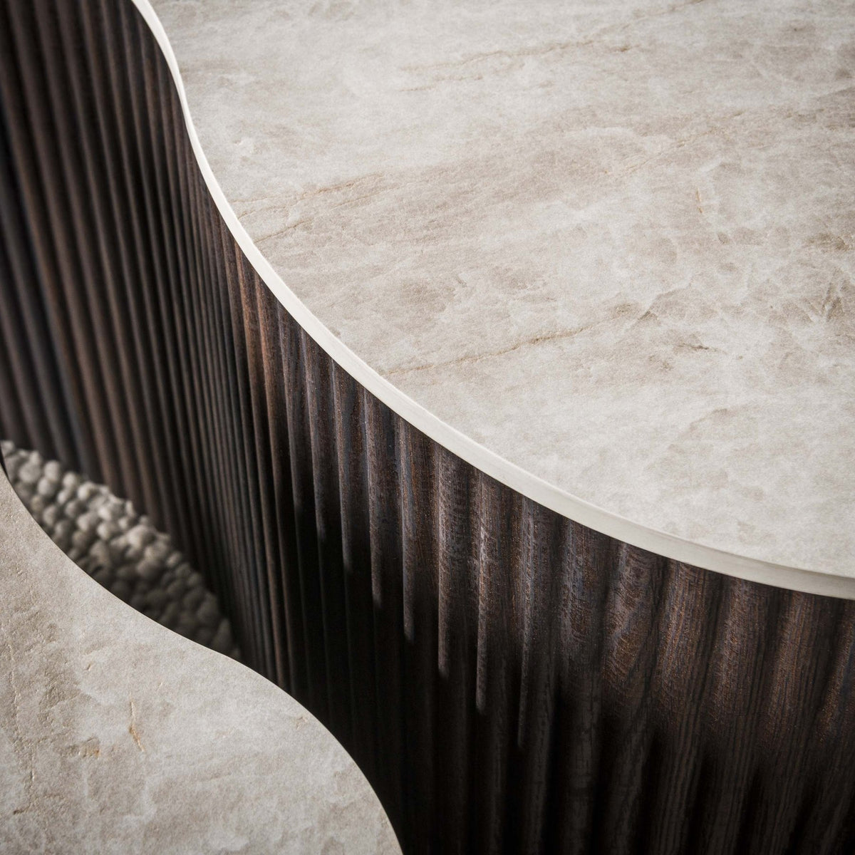 Set of 2 organic coffee tables Cruz bold - ceramic Taj Mahal dark brown wood look ribbed - detail
