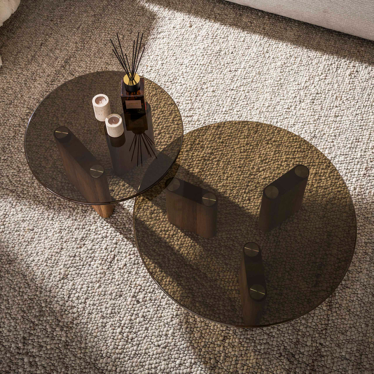 Set of 2 round coffee tables with glass top and oak-look legs