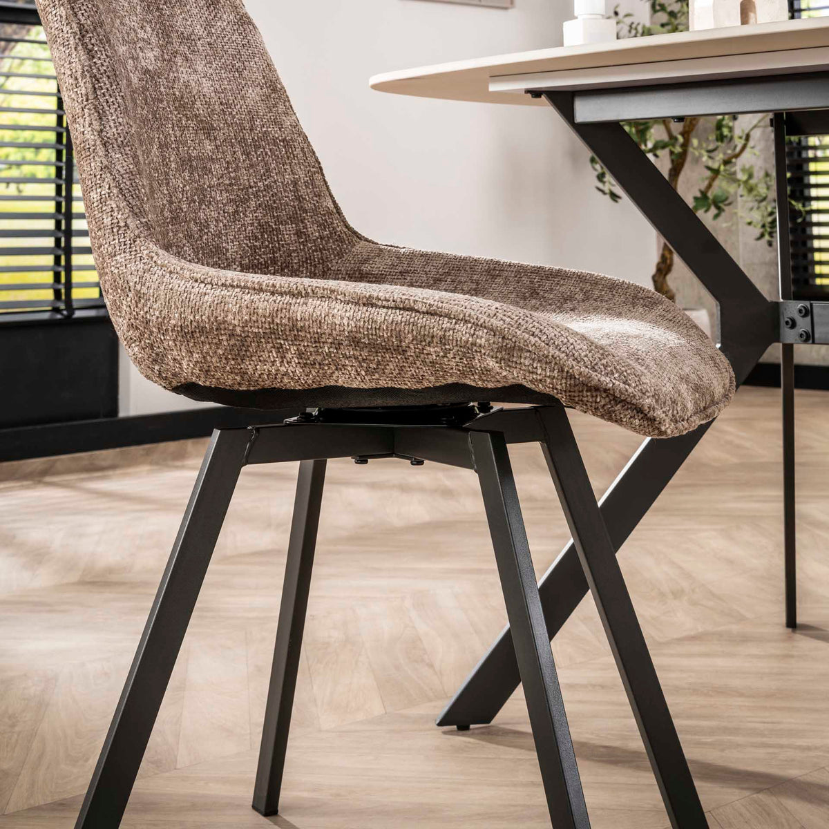 Set of 4 Riviera Rich champagne dining chairs, swiveling 