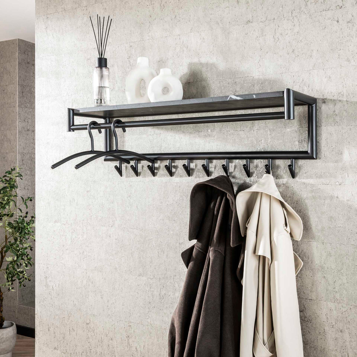 Coat racks - Coat rack Kimi 10 - Angled Black Ceramic - With rod and hat shelf - Dimehouse