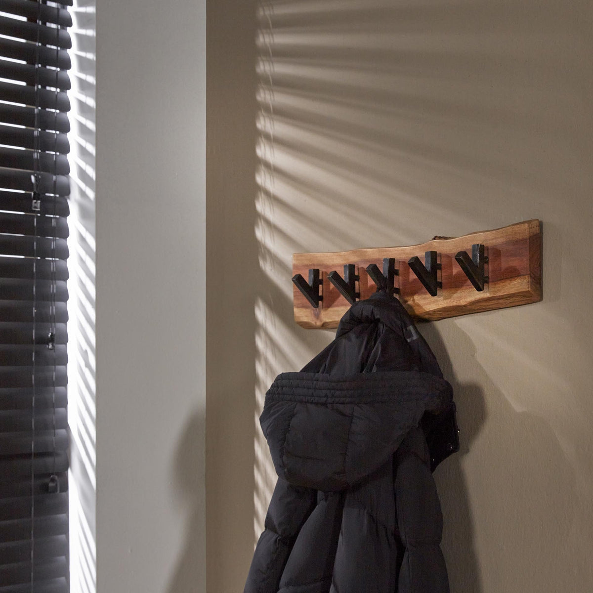Coat rack Levi DH Interior Acacia LxWxH 64x18x10 Acacia wood Atmospheric photo detail