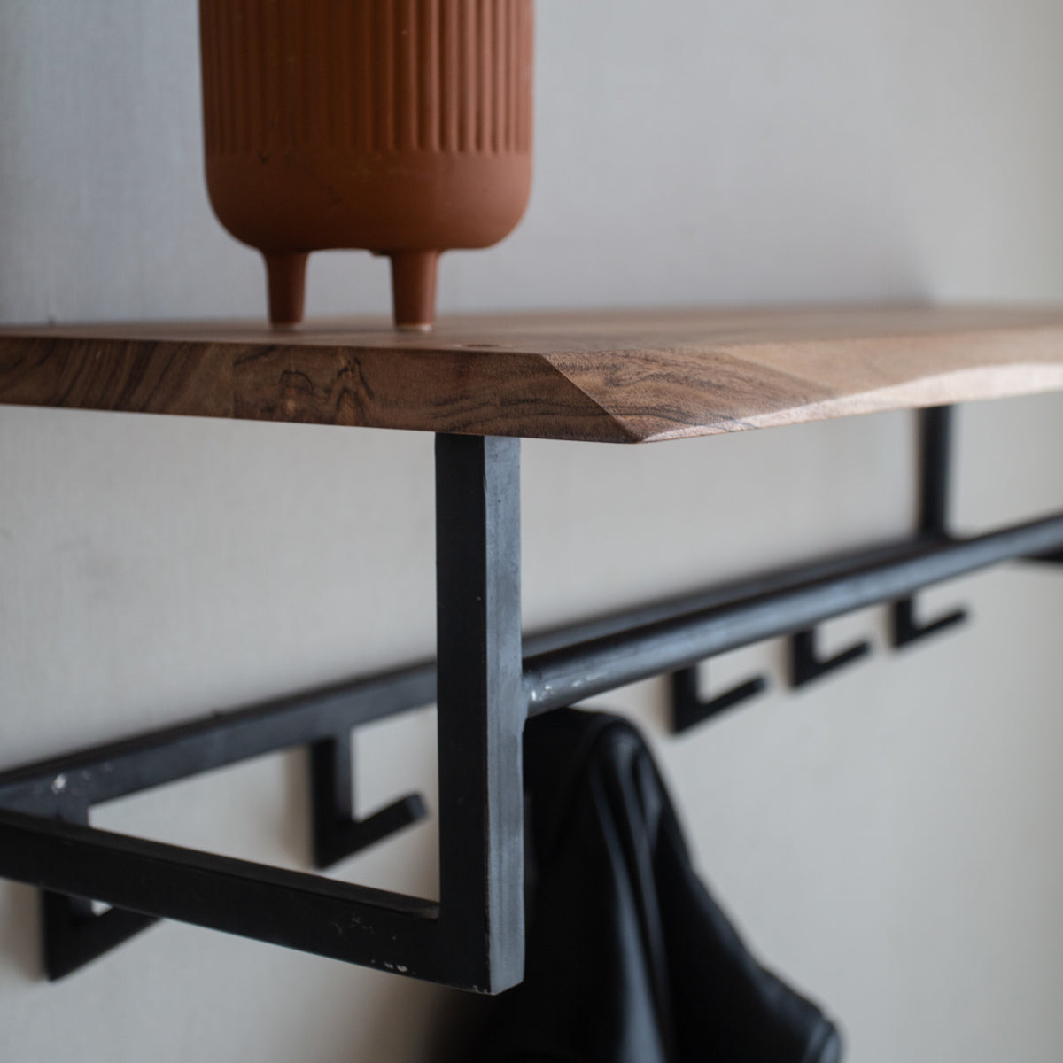 Coat rack Niels DH Interior Acacia LxWxH 102x37x30 Acacia wood Atmospheric photo detail